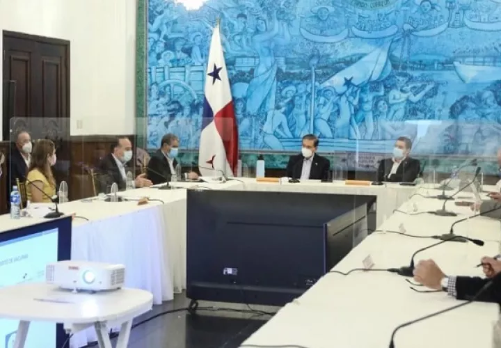 El comité analiza las mejores opciones.
