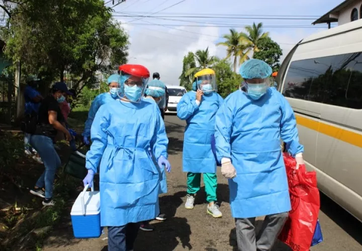 Equipos de respuesta rápida del Minsa siguen visitando casa por casa para hacer pruebas de COVID-19. 