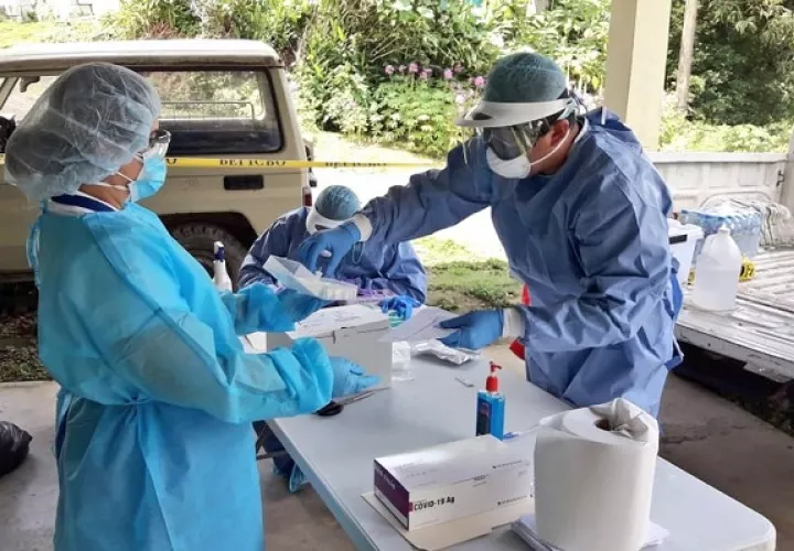 En las últimas 24 horas, el Minsa realizó 2.704 pruebas nuevas para detectar la COVID-19. Foto @MINSAPma