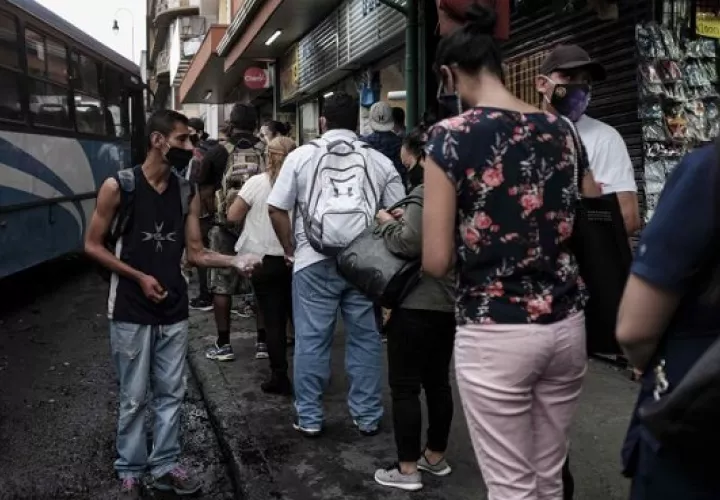 Sectores políticos y sociales han mostrado su oposición. EFE
