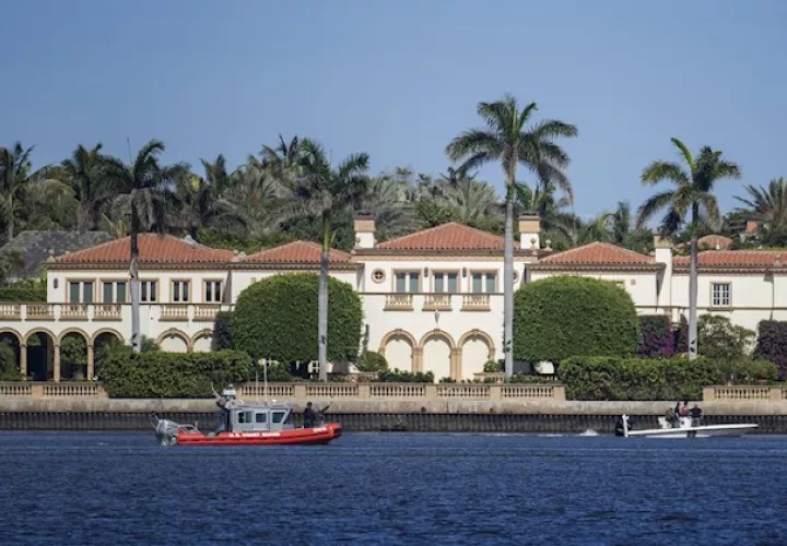 Ni el presidente ni su familia estaban en Mar-a-Lago, en Palm Beach, ciudad ubicada unos 100 kilómetros al norte de Miami, el día en que los jóvenes saltaron el muro.