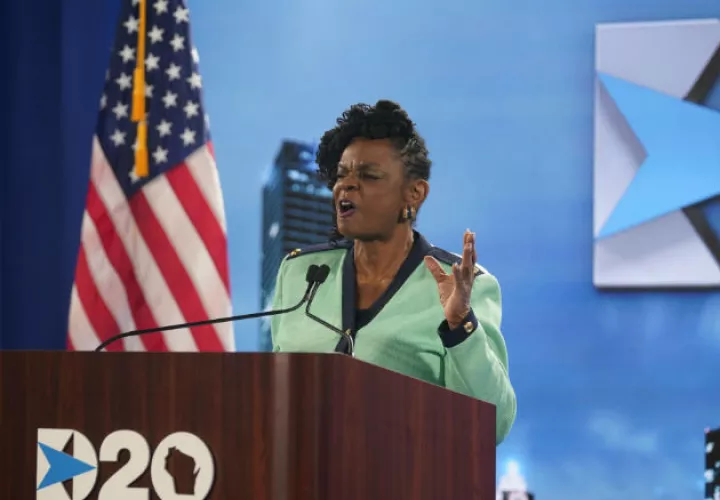 La representante por Wisconsin, Gwen Moore, habla en la Convención Nacional Demócrata, evento que es virtual. Fotos: EFE.  