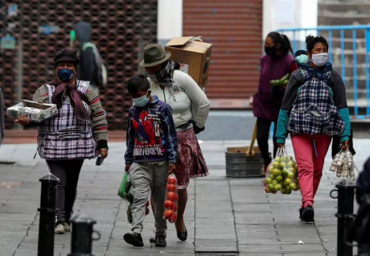 La explosión se produce en el marco de la pandemia, donde la mascarilla es la tónica entre la población en Quito. Foto: EFE.