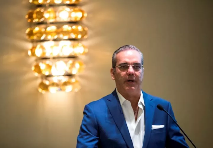 El nuevo gobernante juró el cargo ante el nuevo titular del Senado, Eduardo Estrella, después de que el mandatario saliente, Danilo Medina, rompiera la tradición y le entregara la banda presidencial en una ceremonia aparte en el Congreso Nacional alegando que lo hacía como medida preventiva por el coronavirus.