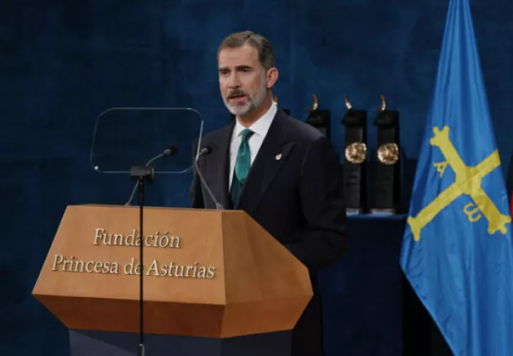 El rey Felipe VI ha transmitido a su padre "su sentido respeto y agradecimiento ante su decisión". Fotos: EFE.