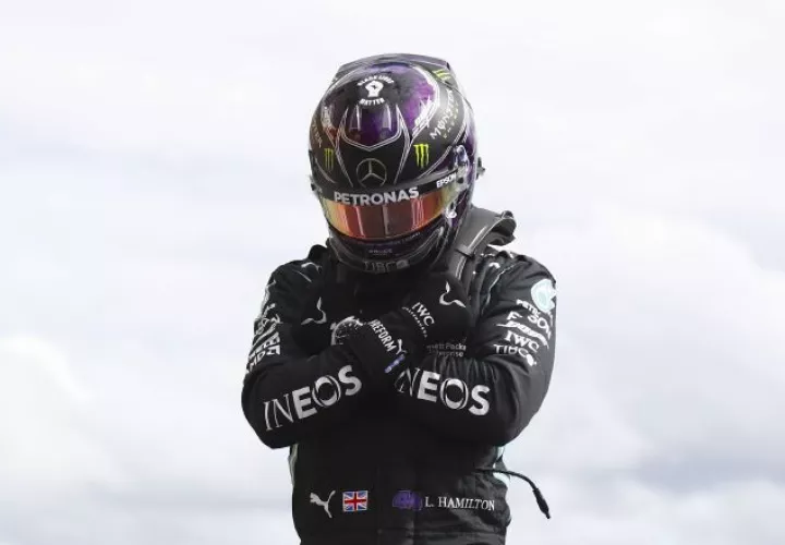 Lewis Hamilton cubrió los 7.004 metros de la mítica pista belga en un minuto 43 segundos y 255 milésimas. EFE
