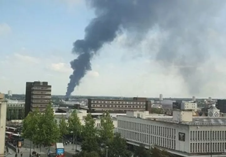 La gran columna de humo es visible a varios kilómetros del lugar.