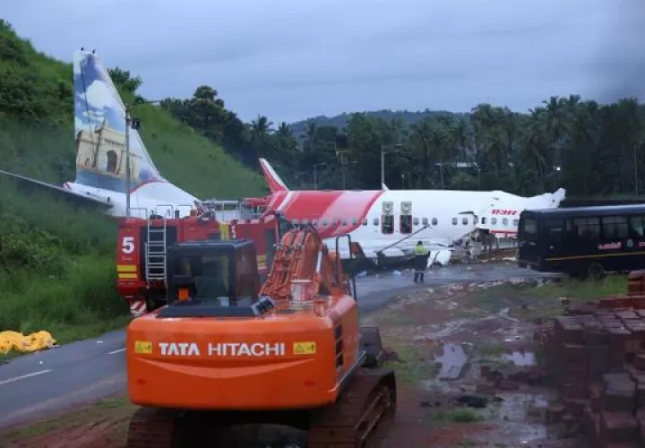 El suceso tuvo lugar hacia en la tarde del viernes, cuando el Boeing 737NG de la compañía de bajo coste Air India Express, filial de la estatal Air India, se salió de la pista de aterrizaje del aeropuerto de Kozhikode.FOTO/EFE