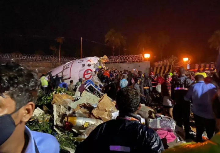 Imagen del accidente aéreo suministrada por la Defensa Civil de la India. Fotos. EFE.