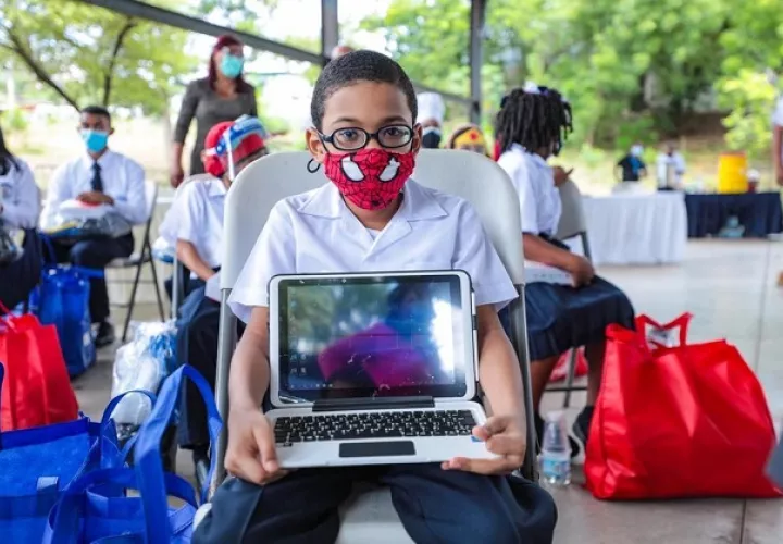 El Gobierno Nacional hizo entrega de tabletas a estudiantes de algunos colegios de San Miguelito.