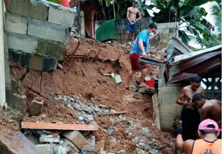 En el sector El Límite, colapsó el muro tras la fuerte lluvia. Fotos. Diómedes Sánchez S. 