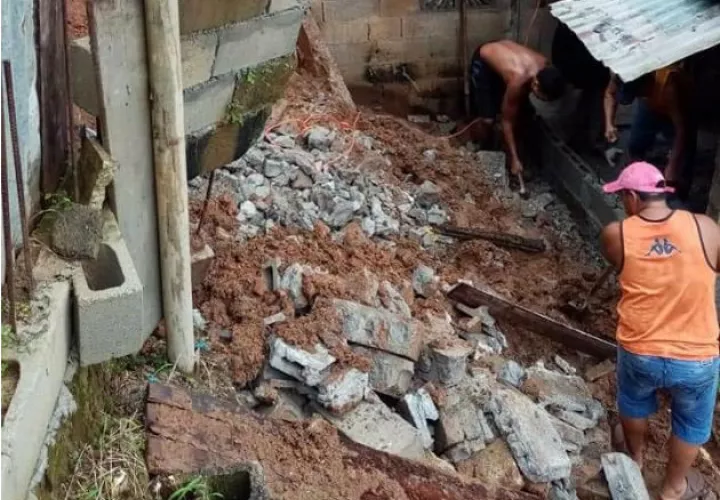 En el sector El Límite, colapsó el muro tras la fuerte lluvia. Fotos. Diómedes Sánchez S. 