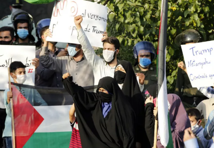 Estudiantes y civiles iraníes protestan en Teherán contra Israel, Estados Unidos y Emirantos Árabes Unidos. Fotos: EFE.