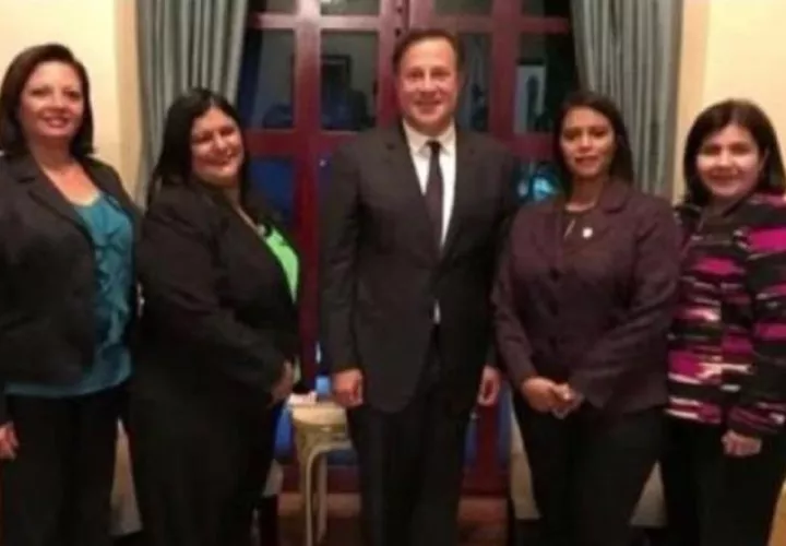 Morcillo y otras fiscales que han participado en el caso Odebrecht posaron muy amenamente con el entonces presidente Juan Carlos Varela.