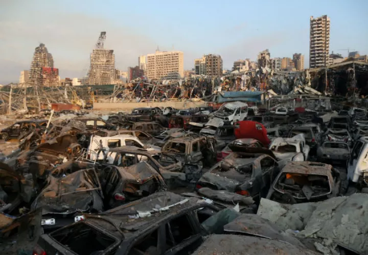 Vehículos destruidos en los predios del puerto de Beirut, tras la explosión. Fotos: EFE. 