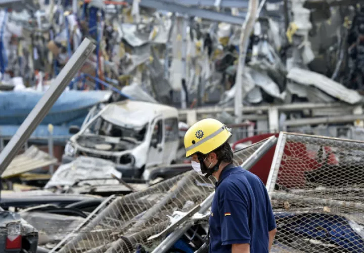 Un socorrista alemán participa de la búsqueda de cadávers y sobrevivientes de la explosión en Beirut. Fotos: EFE.