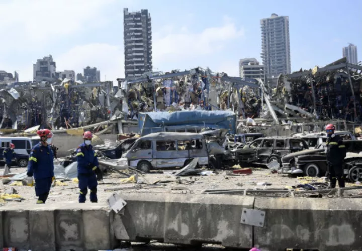 Un socorrista alemán participa de la búsqueda de cadávers y sobrevivientes de la explosión en Beirut. Fotos: EFE.