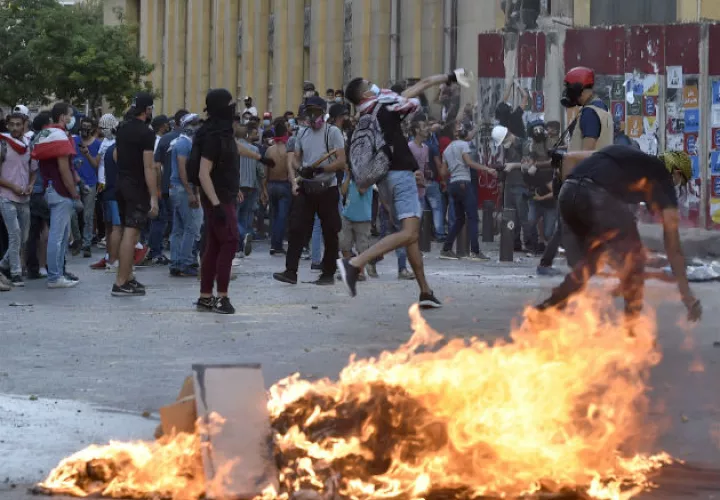 Libaneses han salido a las calles para protestar tras la explosión del pasado martes en Beirut. Fotos: EFE. 