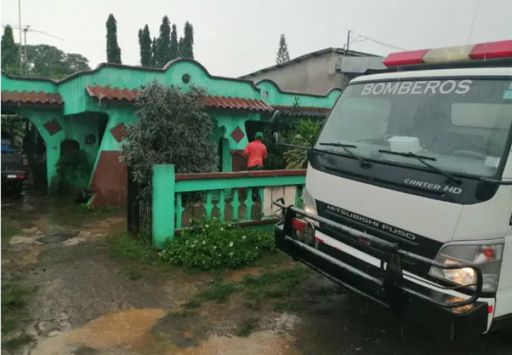Con una bomba flotante drenaron el agua que entró a la vivienda, ubicada en la carretera principal. Fotos: Thays Domínguez.