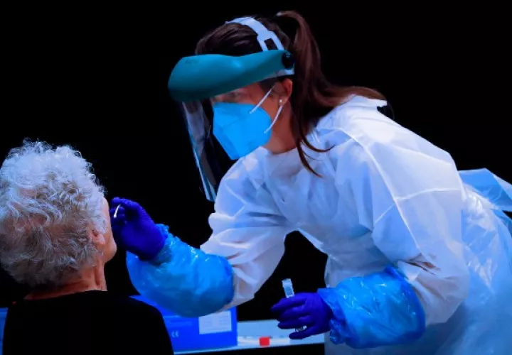  La firma de biotecnología Pharmamel, surgida en el seno de la Universidad de Granada (UGR), en España,  impulsa el ensayo clínico en el que se está administrando melatonina por vía intravenosa a pacientes con COVID-19 ingresados en la Unidad de Cuidados Intensivos (UCI).