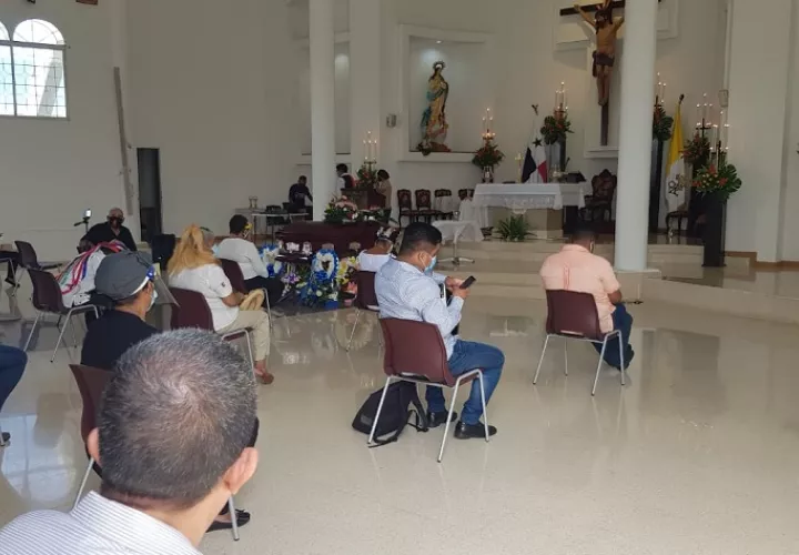 Durante la misa. 
