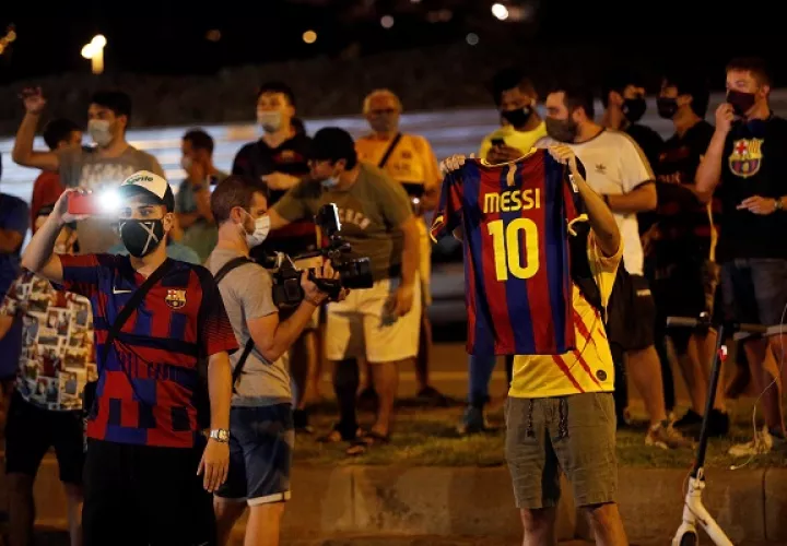 Aficionados en los predios del Camp Nou piden a Messi que siga en el Barcelona. Foto:EFE 