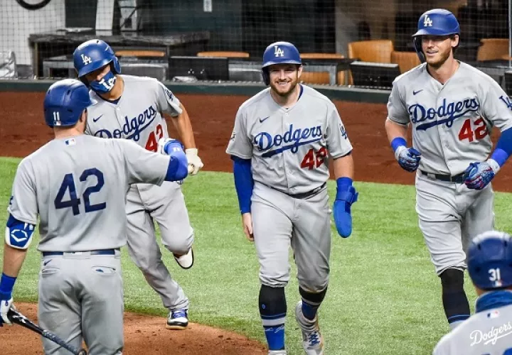Jugadores de los Dodgers festejan. Foto:@Dodgers