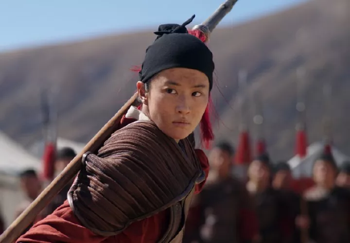 Niki Caro le da vida al relato de la legendaria guerrera china en la nueva película de Disney, ‘Mulán’. Cortesía/mulanlatam