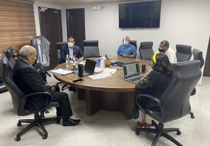 Reunión entre el Ministro de Mi Ambiente Milciades Concepción con las autoridades y ciudadanos de Natá de Los Caballeros. FOTO/Twitter Luis Ernetos Carles