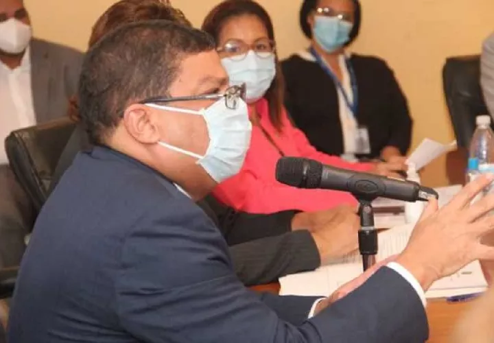 El ministro Carlos Aguilar aprobó la iniciativa. Foto: Cortesía