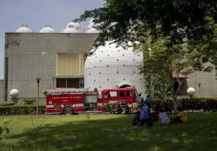 Una persona no identificada arrojara una bomba que produjo un incendio en la Capilla de la Sangre de Cristo en la Catedral Metropolitana. FOTO/EFE