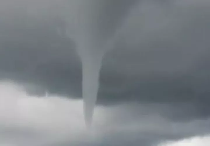 Esta es la nube cónica que se apreció hoy en Panamá Este. 