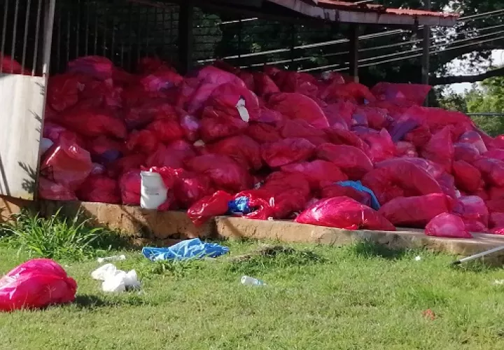 La mayor parte de las bolsas están al aire libre, una vez se llenara a toda su capacidad el depósito. FOTO/ERIC MONTENEGRO