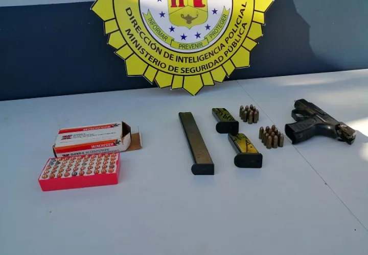 Durante el operativo incautaron varias armas y dinero en efectivo.