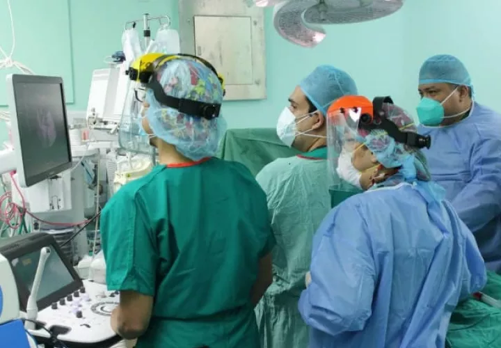 Médicos especializados en ginecología y obstetricia hicieron la operación. Foto: Diómedes Sánchez.