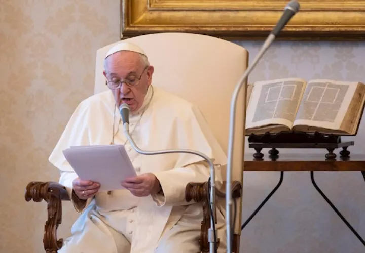 Respeto a volver a normalizar y reanudar las actividades económicas, Francisco instó a que esta "normalidad no debería comprender las injusticias sociales y la degradación del medio ambiente".