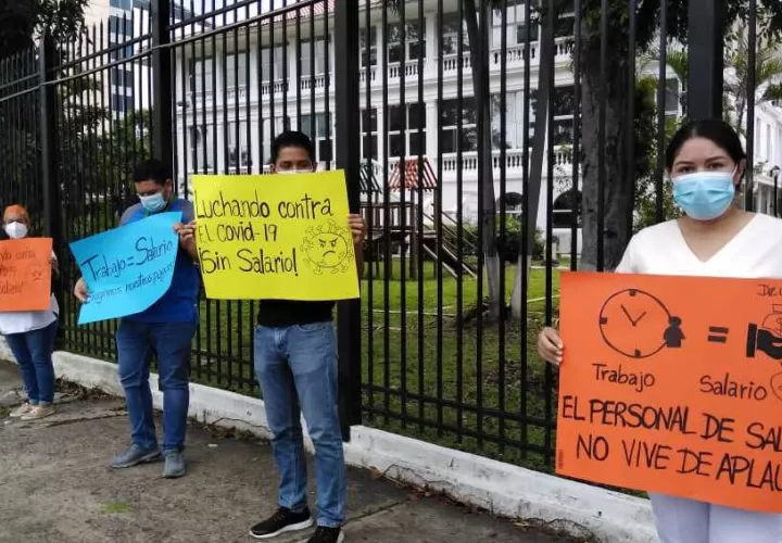 Personal de Salud en Panamá reclama pago de salarios. 