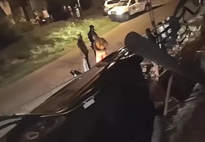 El accidente además provocó la caída de un poste del tendido eléctrico.