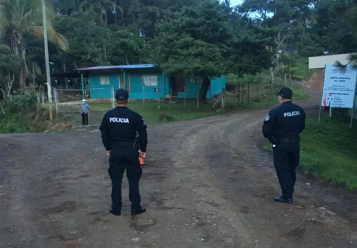 La jueza de paz del distrito, Kathia Valdés, indicó que en el área encontraron más de 15 carros estacionados y más de 25 personas”
