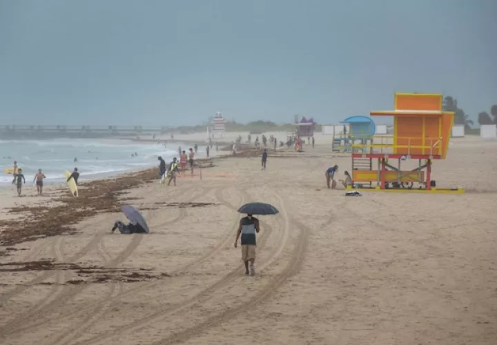 El centro de la tormenta estará hoy sobre o cerca de la costa floridana y el lunes y martes se desplazará desde el Atlántico a la altura de la costa de Georgia hacia otros estados del litoral este estadounidense, según el NHC.