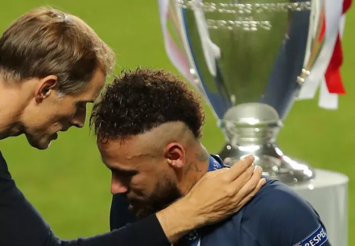 Thomas Tuchel trata de consolar a Neymar. EFE