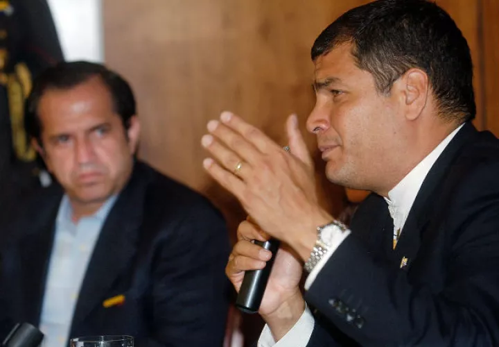 Foto de archivo del 18 de julio de 2007, que muestra al expresidente Correa (d), en una rueda de prensa, en la Base Aerea de Quito (Ecuador). Foto: EFE.