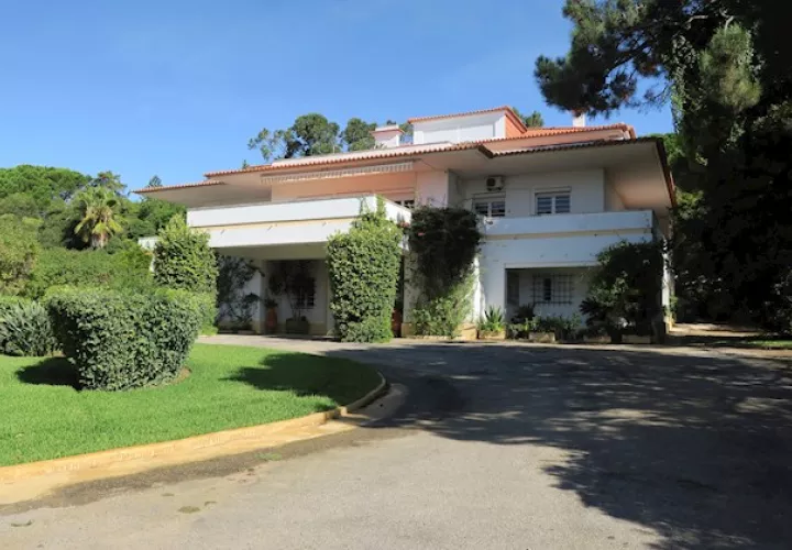 A unos 25 de minutos de Lisboa, con un paisaje de playa, sol y tranquilidad, Estoril fue el hogar de la exiliada familia real española desde 1946, y allí vivió Juan Carlos I varios años de tardía adolescencia y primera juventud.