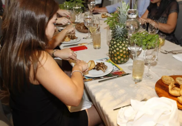 De los 32 millones de desempleados en EE.UU., la Asociación Nacional de Restaurantes calcula que unos 8 millones son empleados de ese sector. Archivo