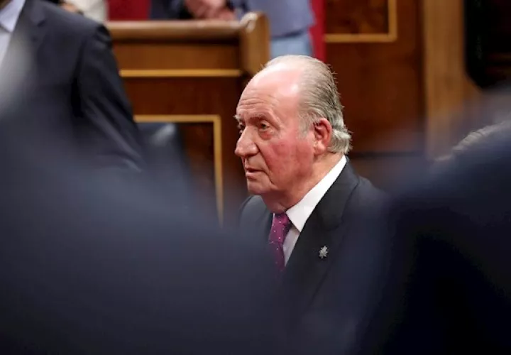La novedad este sábado en las portadas de la mayoría de los digitales españoles es una fotografía, publicada por el portal "Nius", en que se ve a Juan Carlos de Borbón, con mascarilla, descendiendo por la escalerilla de un avión supuestamente en el aeropuerto de Abu Dabi, lo que confirmaría la presencia del exjefe del Estado español en tierras emiratíes.