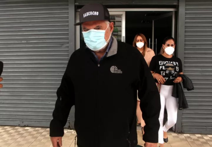 Ricardo Martinerlli a su salida ayer del edificio Avesa, en  donde se encontraba cumpliendo con su notificación. Víctor Arosemena.