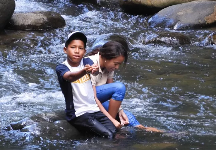 Omar Navarro y Kaithy Castro disfrutan de las aguas del río Juan Díaz. Foto cortesía Sociedad Audubon de Panamá. 
