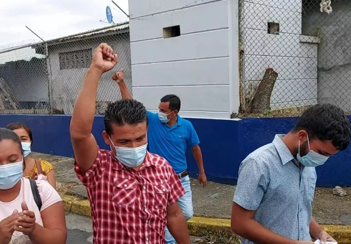 El joven, que vestía con una camisa color celeste, salió de los predios de la Policía Nacional en medio de aplausos de sus familiares y amistades.