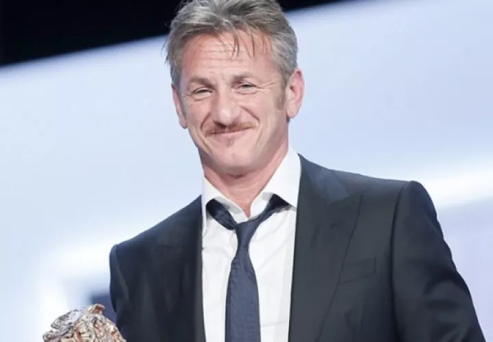 Sean Penn recibiendo uno de los múltiples galardones obtenidos en su etapa profesional como actor y director. Foto: EFE