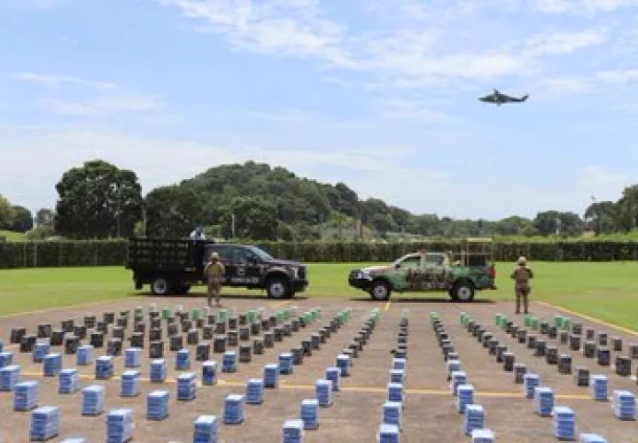 Otras de las operaciones se dieron hacia el sector de Panamá Este en el Río Coquira donde las unidades aeronavales inspeccionaron una lancha artesanal y encontraron cinco paquetes con posible sustancia ilícita.